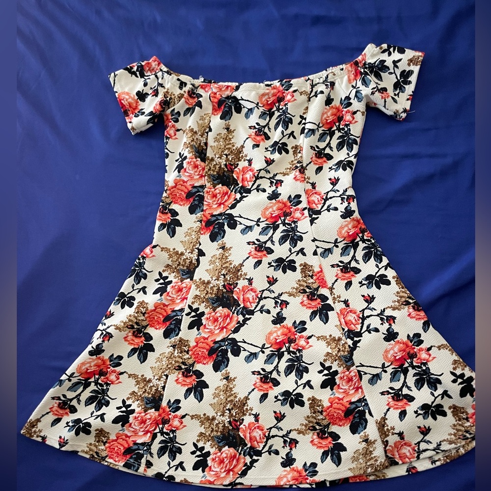 Super cute spring dress, off the shoulder makes your waist look slim